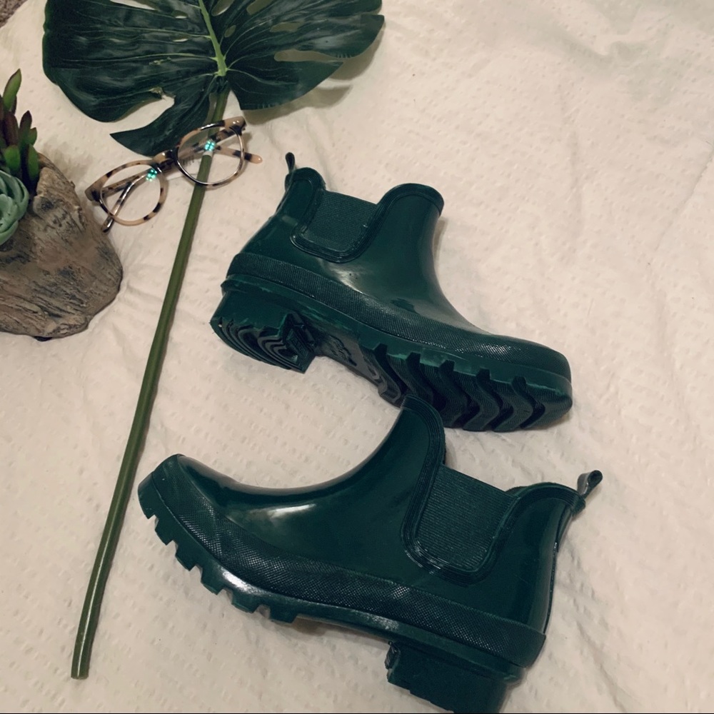 Short rain boots